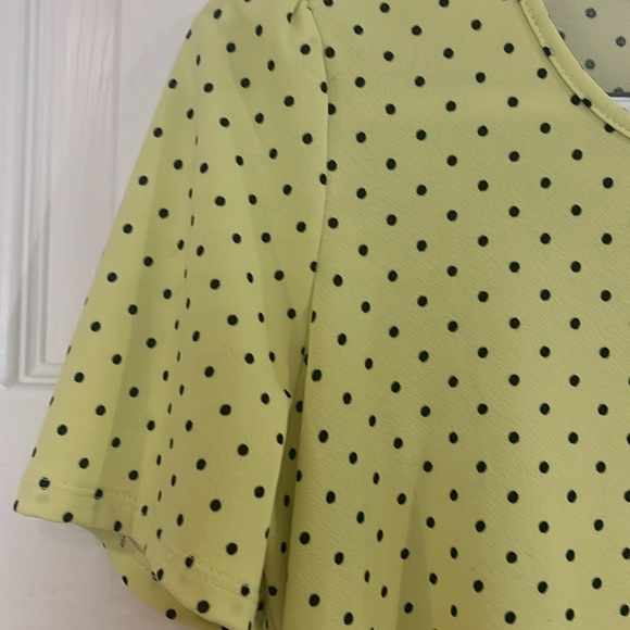 Women’s short sleeved top with polka dots - Picture 2 of 8